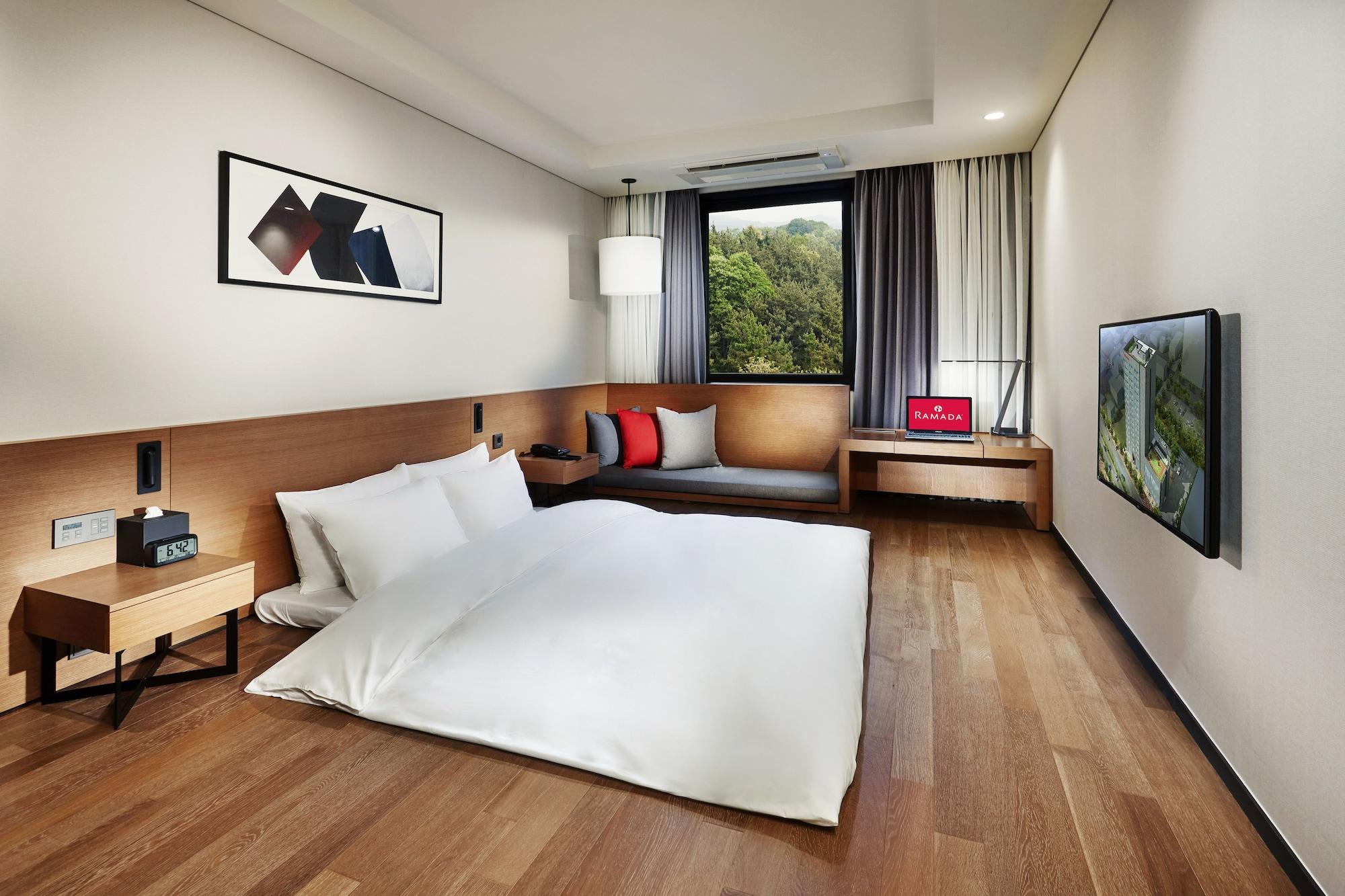 Ramada By Wyndham Gunsan Hotel Екстериор снимка