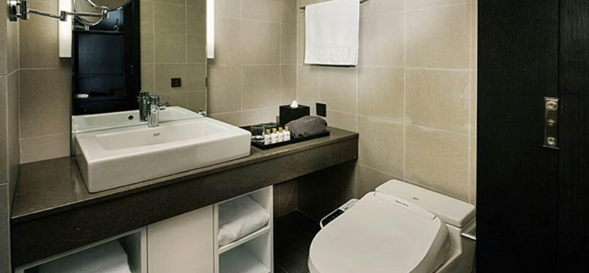 Ramada By Wyndham Gunsan Hotel Екстериор снимка