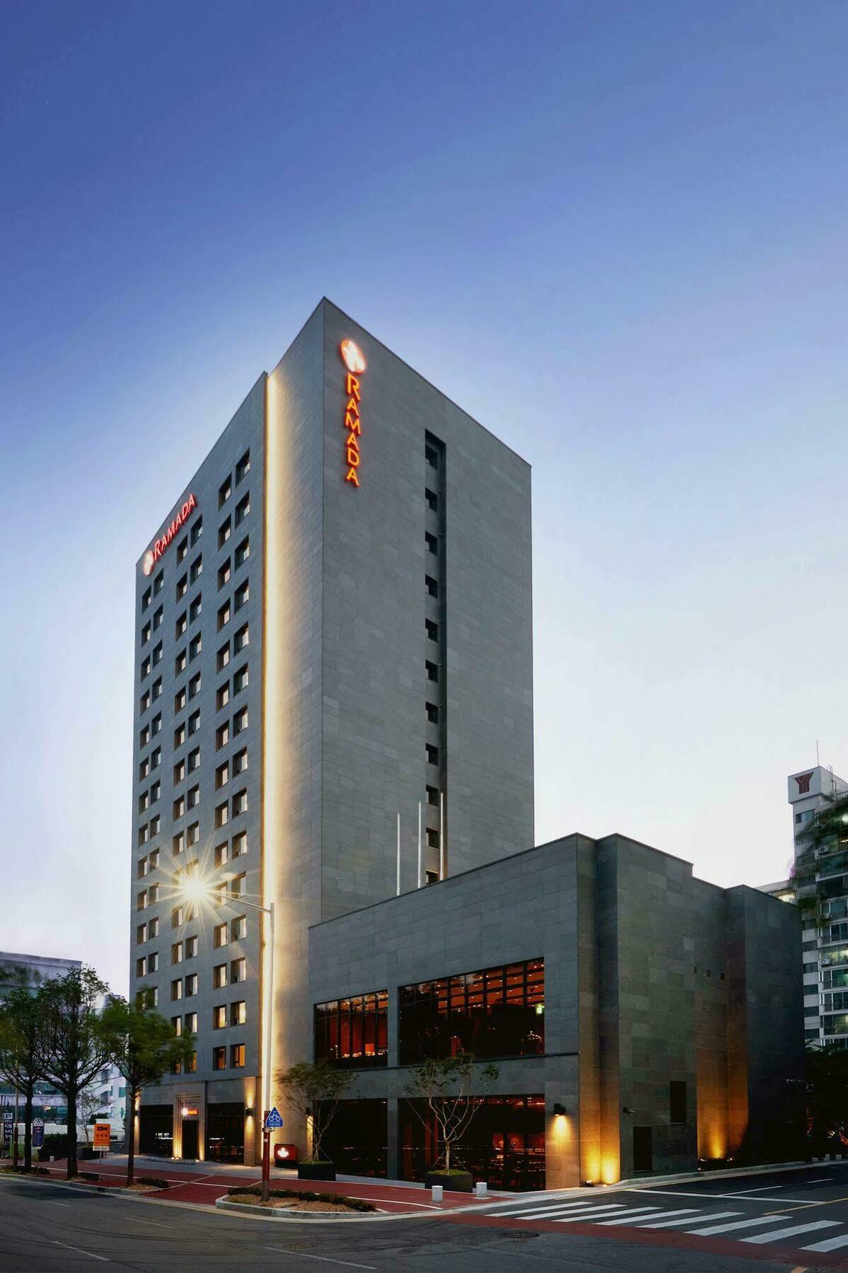 Ramada By Wyndham Gunsan Hotel Екстериор снимка